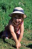 dziewczynka na trawniku