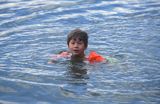 dziecko pływa w ramiączkach dmuchanych