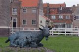 figura kozy z koźlęciem w Enkhuizen, Holandia