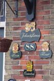 tabliczki przed wejściem do domu w Enkhuizen, Ijseemeer, Holandia