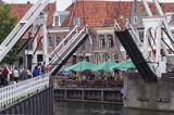 podnoszony mostek nad kanałem i restauracja w Enkhuizen, Ijseemeer, Holandia