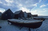 Wyspa Faro koło Gotlandii, osada rybacka Helgumannen, chaty i łodzie rybackie, Szwecja