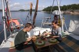 obiad w kokpicie Safrana, wyspa Karjaluoto, szkiery Turku, Finlandia eating lunch in a cockpit, Karjaluoto Island, Turku Archipelago, Finland