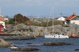 Jacht wpływa do portu na Foto, wyspa Foto, Szwecja Zachodnia, Kattegat