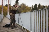 fotograf przyrody na kładce na Sanie, Bieszczady
