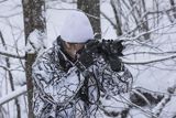 Zima, fotograf przyrody w stroju maskującym 