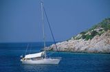 Jacht przy wyspie Angistria, Grecja