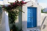 Grecja wyspa Mykonos Cyklady, drzwi i pnącze Mykonos, Cyclades, Greece