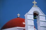 Grecja wyspa Mykonos Cyklady , czerwona kopuła i biała dzwonnica