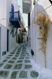 Grecja, wyspa Mykonos, Cyklady , zaułek z balkonem