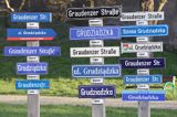 Grudziądz, tablice z nazwami ulic przy pomniku Flisaka na Błoniach Nadwiślańskich