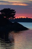 Gubbo Kupa, zachód słońca za wyspą, Archipelag Gryt, Szwecja