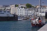 oczekiwanie na pomoście pływającym na wejscie do portu St. Peter Port, wyspa Guernsey, Channel Islands, Anglia, Wyspy Normandzkie, Kanał La Manche