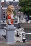 figura lwa z herbem w porcie w Harlingen, Holandia, Waddensee