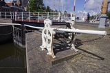 podnoszony mostek w porcie w Harlingen, Holandia, Waddensee