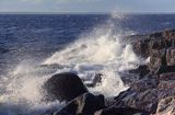 rozbijające sie fale na wybrzeżu wyspy Holmon, Szwecja, Zatoka Botnicka