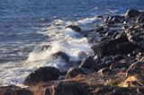 rozbijające sie fale na wybrzeżu wyspy Holmon, Szwecja, Zatoka Botnicka