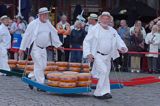 targ serowy w Hoorn, Holandia, Kaasmarkt, Cheesemarket, noszenie sera, przedstawiciele Cechu Kaasbagers Gilde