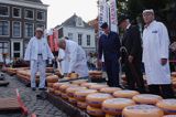 targ serowy w Hoorn, Holandia, Kaasmarkt, Cheesemarket, przedstawiciele Cechu Kaasbagers Gilde