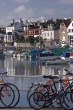 rowery na nabrzeżu w porcie w miasteczku St. Aubin, wyspa Jersey, Channel Islands, Anglia, Wyspy Normandzkie, Kanał La Manche