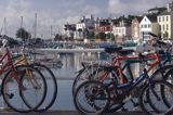 rowery na nabrzeżu w porcie w miasteczku St. Aubin, wyspa Jersey, Channel Islands, Anglia, Wyspy Normandzkie, Kanał La Manche