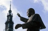Pomnik Jana Pawła II na tle Jasnogórskiej Bazyliki, Częstochowa