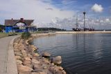 nabrzeże i w tle port w Juodkrante, Mierzeja Kurońska, Zalew Kuroński, Litwa