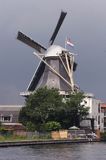 na kanale w drodze z Goudy do Amsterdamu, wiatrak holenderski, Holandia