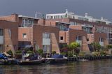 domy nad kanałem, na kanale w drodze z Goudy do Amsterdamu, Holandia
