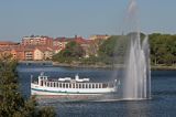 Karlskrona, statek wycieczkowy i fontanna na zatoce w centrum, Szwecja