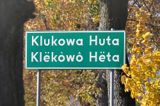 Klukowa Huta na Kaszubach, dwujęzyczna tablica
