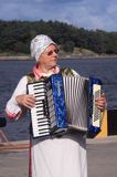 występ zespołu regionalnego w porcie Kłajpeda, Litwa lithuanian folk musician, Klajpeda, Lithuania