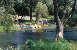 Spływ rzeką Krutynią na Mazurach, Rosocha, postój turystów kajakowych na biwaku.