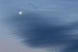 Księżyc i chmury o wschodzie Słońca