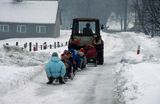 Zimowy kulig dla dzieci za traktorem, Bieszczady, Polska