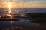 o zachodzie słońca na wyspie Kylmapihlaja, Finlandia, Zatoka Botnicka