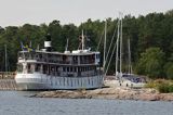 Statek turystyczny Diana na przystani koło zamku Lacko, Jezioro Vanern, Wener, Szwecja