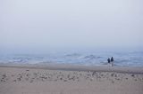 Łeba, mglisty poranek na plaży