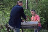 piłowanie drewna do ogrzania sauny na wysepce Lill Lubban, Szwecja, Zatoka Botnicka