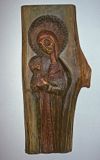 Drewniana rzeźba Matki Boskiej z Dzieciątkiem na wystawie twórców bieszczadzkich w Ustrzykach Dolnych