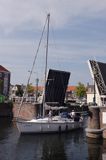 jacht wpływa przez otwierany mostek do miasta Middelburg, Holandia