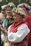 Stroje kobiet w śwęto Midsommar, Berg, Kanał Gota, Szwecja