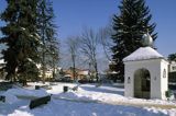 Muszyna, rynek zimą, kapliczka św. Floriana