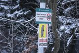 Znak Uwaga niedźwiedzie i zakaz wywożenia smieci do lasu