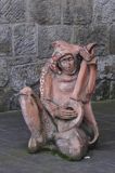 Nowy Wiśnicz, figura błazna grającego na lutni na dziedzińcu zamku, Pogórze Wiśnickie