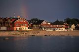 tęcza nad plażą w wiosce rybackiej Byxelkrok na północy Olandii, Wyspa Oland, Szwecja