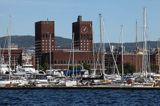 Aker Brygge Marina i budynek Ratusza, Oslo, Południowa Norwegia