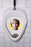 Sacha Baron Cohen, reklama filmu Bruno w pisuarze w toalecie kina, Ryga, Łotwa