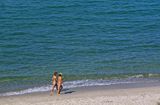Kobiety spacerujące po plaży