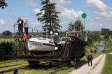 żaglówka i łódka żeglugi wiślanej na kanale Elbląskim na pochylni Jelenie